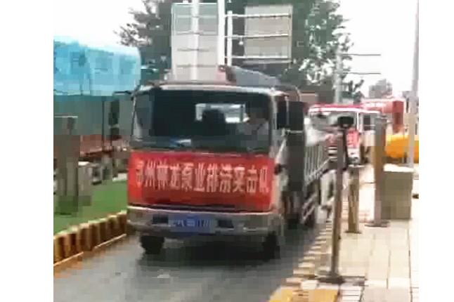 我公司新組織的搶險(xiǎn)排澇設(shè)備及人員，出發(fā)馳援焦作災(zāi)區(qū)，兄弟們辛苦了，加油！